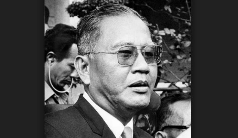 Một bàn học với nhiều loại tài liệu khác nhau về lịch sử và đường lối cách mạng Việt Nam, bao gồm sách giáo khoa, tài liệu tham khảo, vở ghi chép và có thể cả máy tính bảng hoặc laptop, thể hiện việc sử dụng đa dạng nguồn để xây dựng kiến thức.